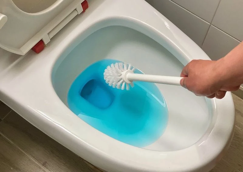 Nawet muszlę klozetową pełną kamienia wyczyścisz w 15 minut odpowiednią metodą.