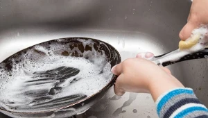 Która z pięciu metod okaże się najskuteczniejsza w usuwaniu brudu z patelni?