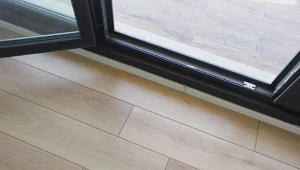 Gryzonie mogą wejść do domu przez niedomknięte okno, uchylony balkon. Jak je odstraszyć?