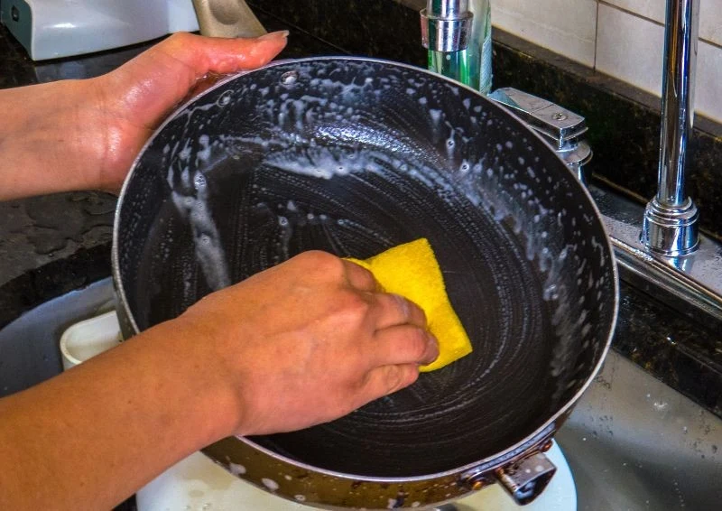 Przy każdej metodzie na koniec przemyj i przepłucz patelnię.