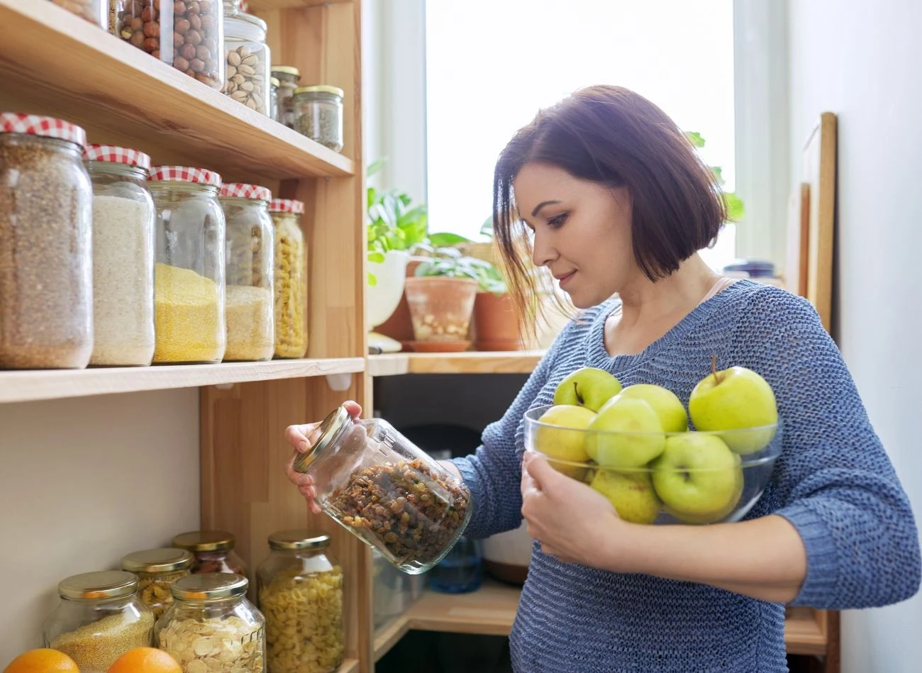 Aby dodatkowo nie zachęcać gryzoni do przebywania w spiżarni czy piwnicy, warto dobrze zabezpieczyć przechowywaną tam żywność.
