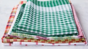 Jak prać ścierki kuchenne? Przedstawiamy najlepsze stare, babcine sposoby.