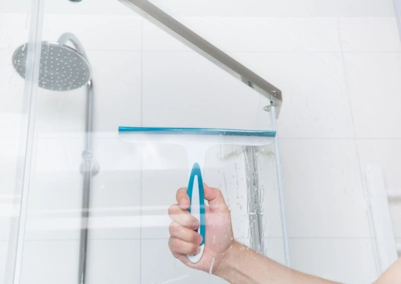 Poza regularnym czyszczeniem kabiny, usuwaj z niej nadmiar wody po każdym swoim prysznicu.