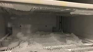 Regularnie rozmrażaj zamrażarkę, żeby dobrze działała przez długie lata. Fot. DLMcK/Canva Pro