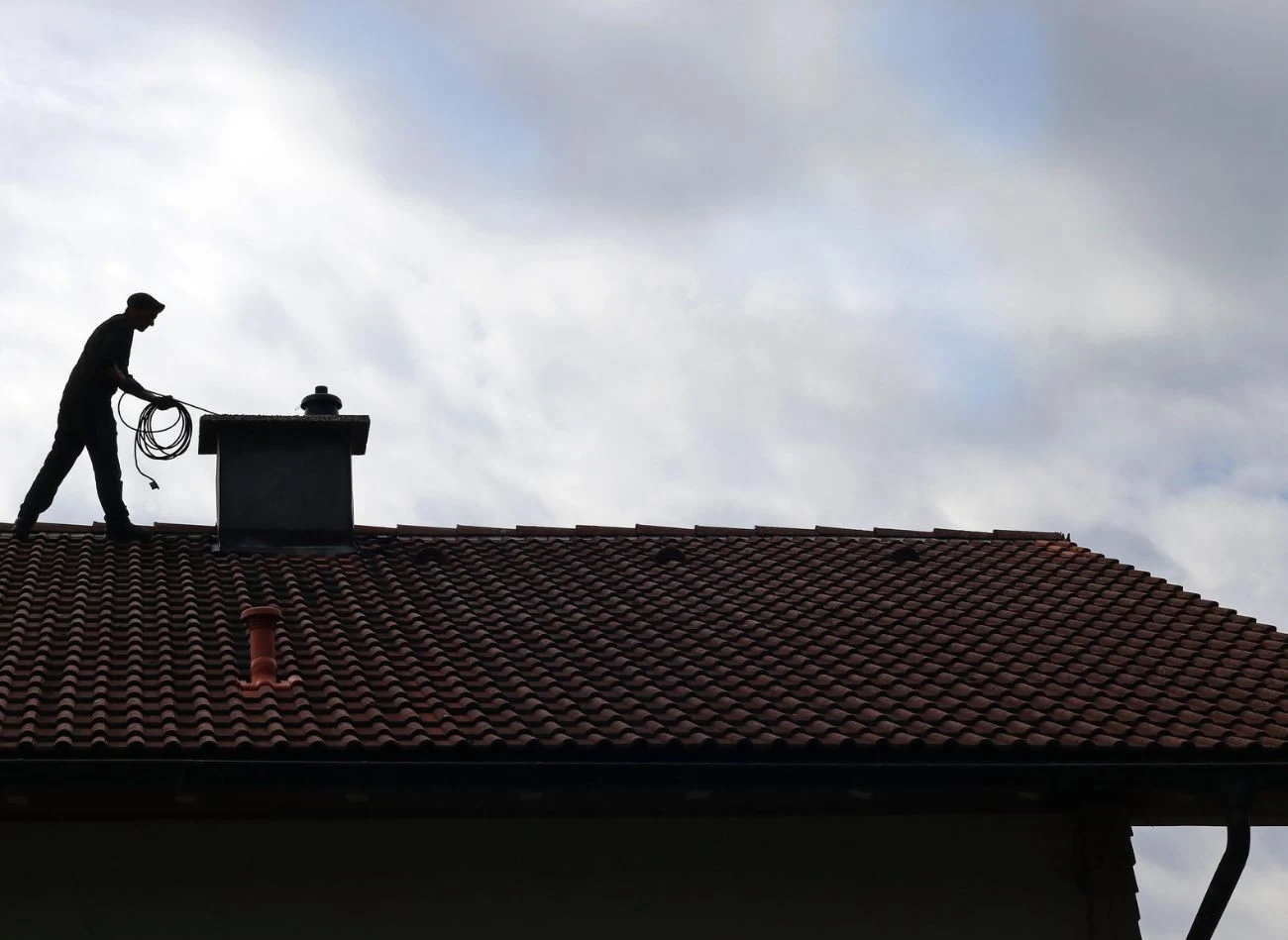 Przynajmniej raz w roku do przeglądu komina warto wezwać kominiarza