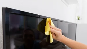 Nigdy nie używaj do czyszczenia ekranu telewizora płynu do mycia szyb.