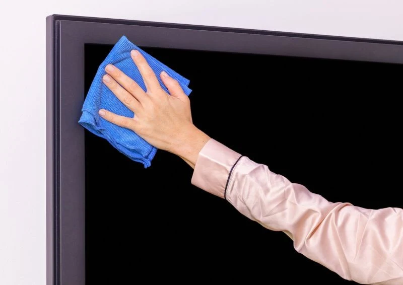 Zawsze przecieraj ekran telewizora ściereczką z mikrofibry.