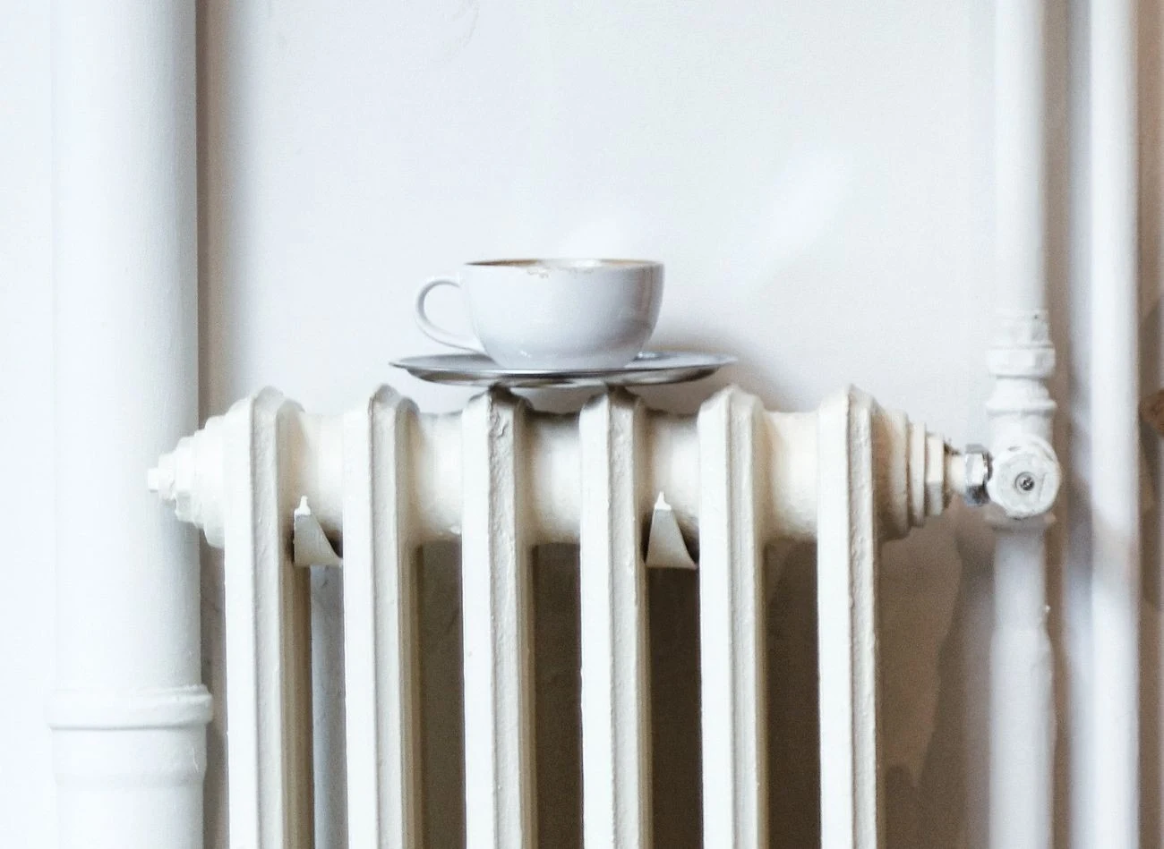 Do postawienia bezpośrednio na grzejniku nadaje się tylko ceramiczny pojemnik.