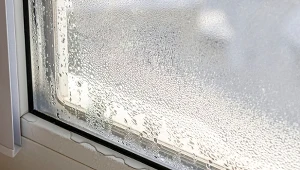 Jak zabezpieczyć szyby przed parowaniem? Jest na to kilka sprawdzonych sposobów.