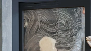 Szyba kominka będzie lśniła jak nowa. To najlepszy patent na czyszczenie