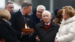Kaczyński grzmiał o "haniebnym napisie" na wieńcu. Krzyki na miesięcznicy