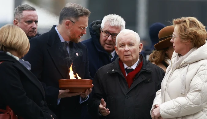 Jarosław Kaczyński i politycy PiS podczas uroczystości przed pomnikiem smoleńskim
