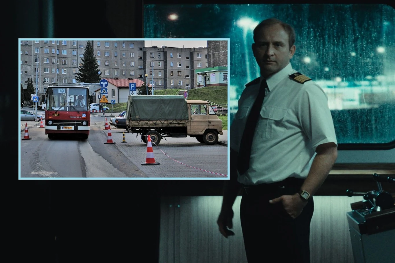 Jakie samochody można zobaczyć w serialu "Heweliusz"? Mężczyzna w mundurze kapitana stoi przy oknie w ciemnym pomieszczeniu, obok widoczny fragment zdjęcia przedstawiającego miejską ulicę z autobusem, pojazdem wojskowym oraz blokowiskiem; ustawione są też słupki ostrzegawcze wyznaczające strefę odgrodzoną.