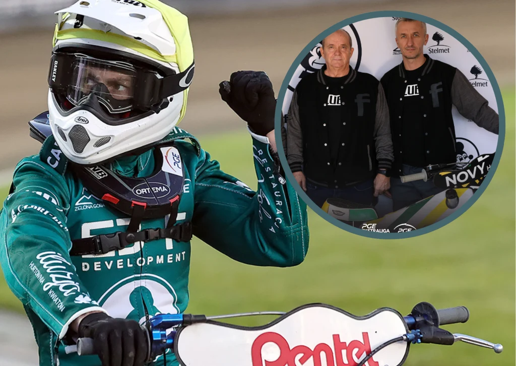 Zawodnik żużlowy w zielonym kombinezonie i białym kasku wykonuje gest radości, trzymając jedną rękę uniesioną w geście triumfu. W prawym górnym rogu znajduje się okrągłe wstawienie z dwoma mężczyznami ubranymi w ciemne bluzy, stojącymi przy ściance spo...