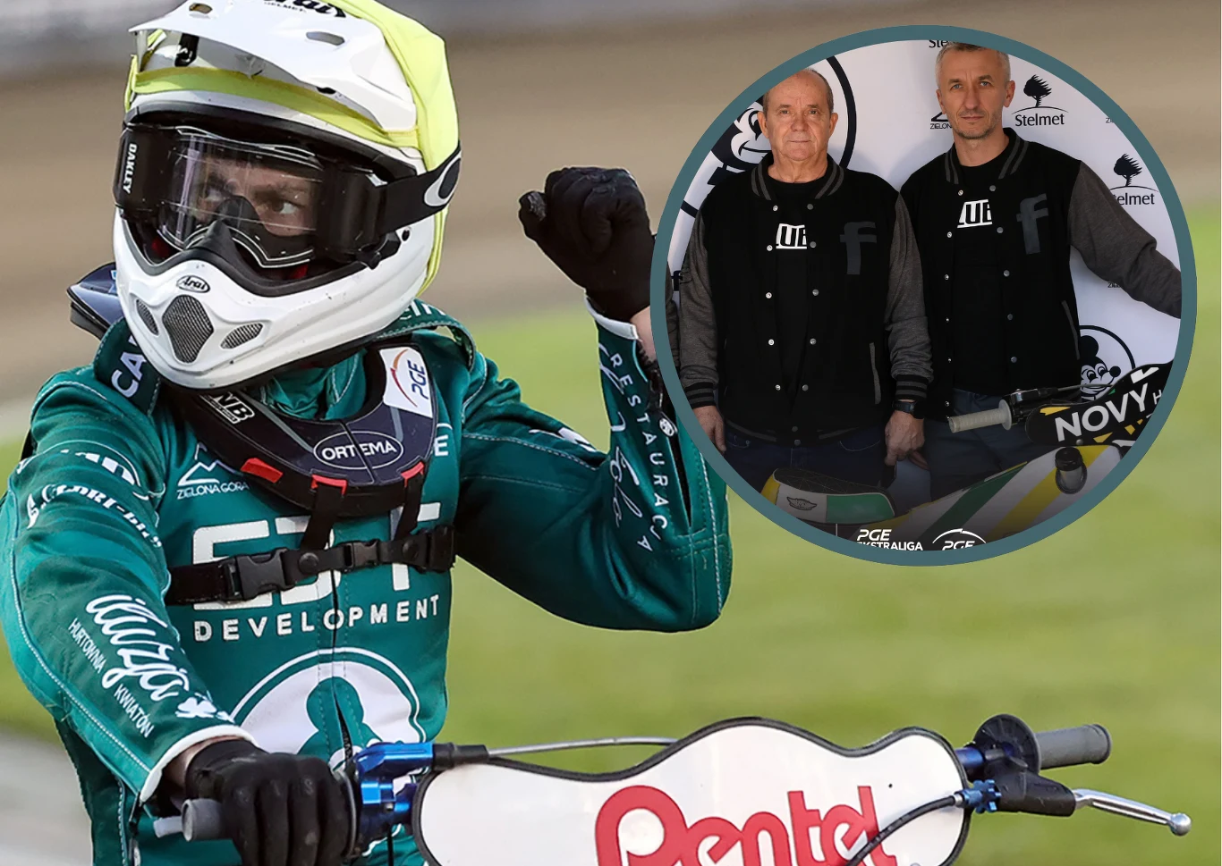 Zawodnik żużlowy w zielonym kombinezonie i białym kasku wykonuje gest radości, trzymając jedną rękę uniesioną w geście triumfu. W prawym górnym rogu znajduje się okrągłe wstawienie z dwoma mężczyznami ubranymi w ciemne bluzy, stojącymi przy ściance spo...