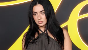 Charli xcx w filmie-laurce dla Warszawy. O czym tak naprawdę jest "Erupcja"?