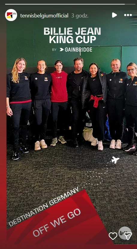 Grupa sportowców oraz członków sztabu drużyny tenisowej pozuje razem na tle zielonej ścianki z napisem Billie Jean King Cup. Osoby są ubrane w stroje sportowe, wyglądają na zadowolone i zjednoczone, w dolnym rogu grafika z napisem Destination Germany, ...