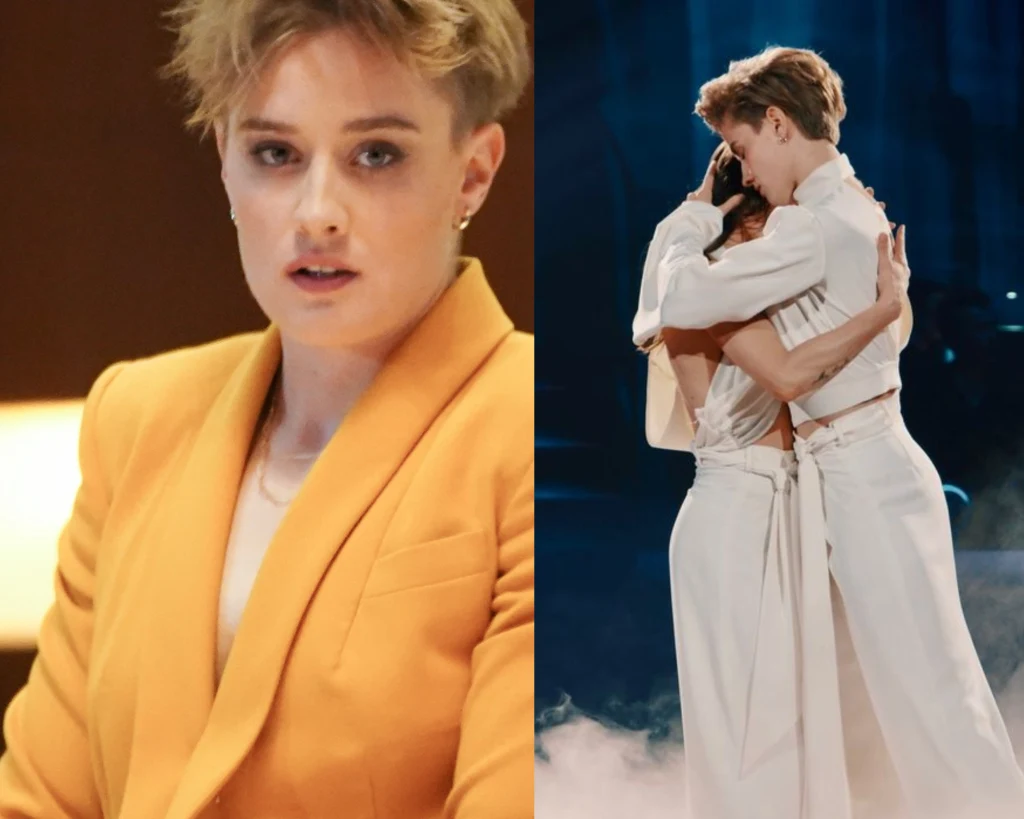 Po lewej stronie widoczna osoba w żółtym garniturze patrząca w stronę obiektywu, po prawej dwie osoby ubrane na biało obejmujące się na scenie w otoczeniu mgły i niebieskiego światła.