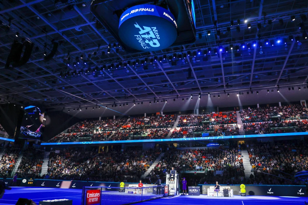 Tegoroczna edycja ATP Finals rozgrywana jest w turyńskiej Inalpi Arena Tłum zapełniający trybuny nowoczesnej hali sportowej, jaskrawe oświetlenie, kort tenisowy na środku, duży ekran nad boiskiem z napisem Nitto ATP Finals, sędzia oraz zawodnicy gotowi do gry