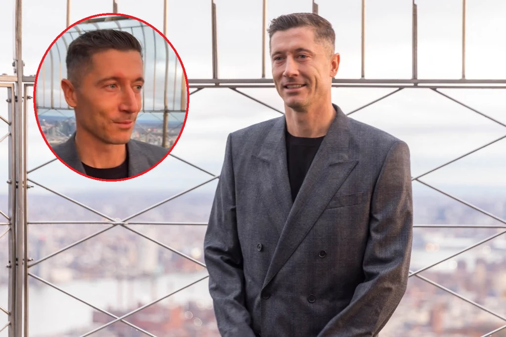 Robert Lewandowski, USA Mężczyzna w eleganckim szarym garniturze stoi na tle panoramy miasta, za nim metalowe zabezpieczenia tarasu widokowego, w lewym górnym rogu widoczne powiększenie jego twarzy w okręgu.