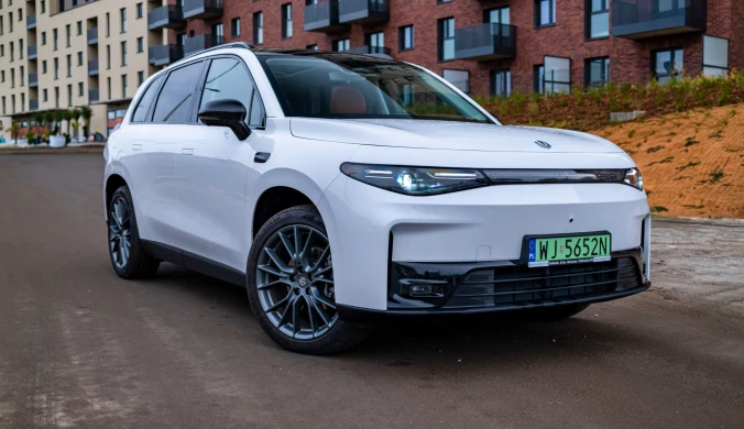 Leapmotor C10 sprzedawany jest w wersji elektrycznej oraz REEV – z silnikiem spalinowym jako generatorem energii