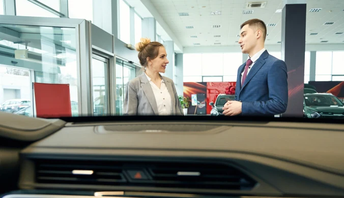 Handlowcy w salonie zaskakują podejściem do klienta. Nie zawsze pozytywnie