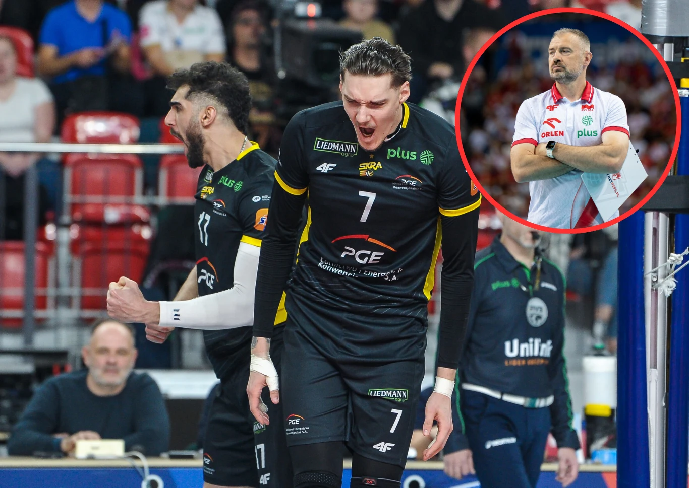 Bartłomiej Lemański (z numerem 7) może zapracować na powołanie do kadry Nikoli Grbicia Dwóch siatkarzy w ciemnych strojach drużyny PGE cieszy się z zdobytego punktu podczas meczu, widoczne sportowe emocje i energia, w rogu znajduje się koło z wizerunkiem trenera w białym dresie z logotypami sponsorów.