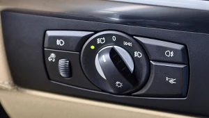 Większość kierowców ignoruje to pokrętło. Policja może wystawić 3000 zł