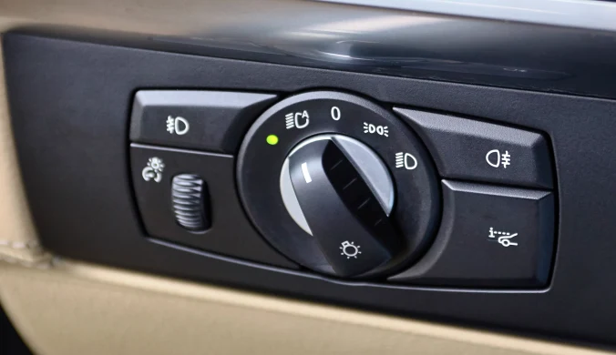 Większość kierowców ignoruje to pokrętło. Policja może wystawić 3000 zł