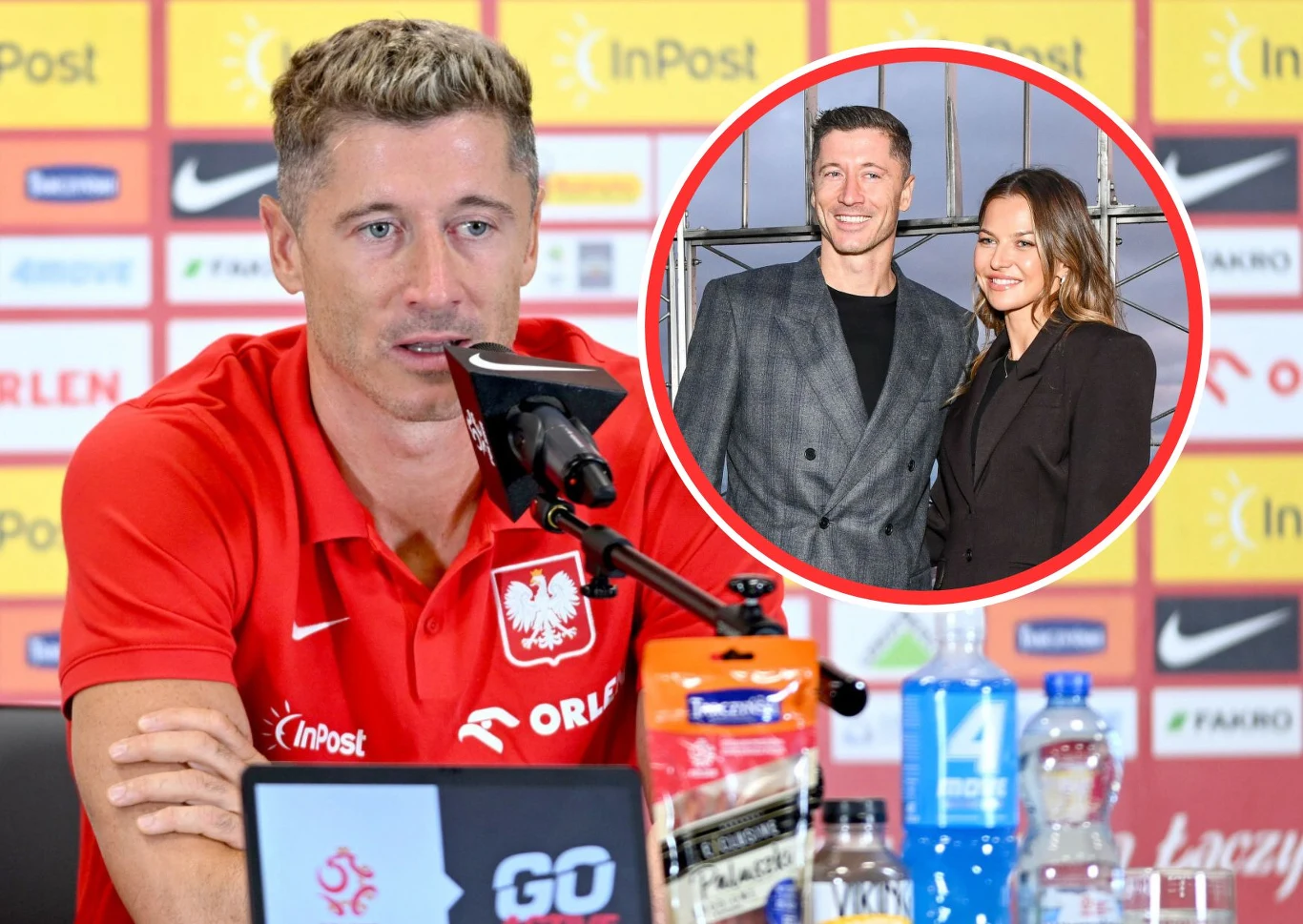 Robert Lewandowski wziął udział w konferencji prasowej reprezentacji Polski Mężczyzna w czerwonej koszulce z godłem Polski siedzi przy mikrofonie podczas konferencji prasowej, na pierwszym planie widoczne napoje oraz przekąski, w tle tablica z logo sponsorów, w rogu zdjęcia okrągła wstawka ze zdjęciem tego samego mężczyzny i k...