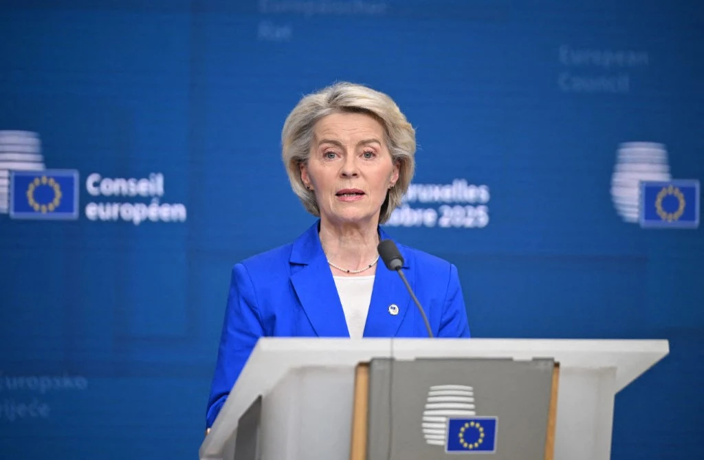 Kraje UE naciskają KE na ustępstwa w systemie ETS Ursula von der Leyen w niebieskim żakiecie przemawia przy mównicy z logo UE.