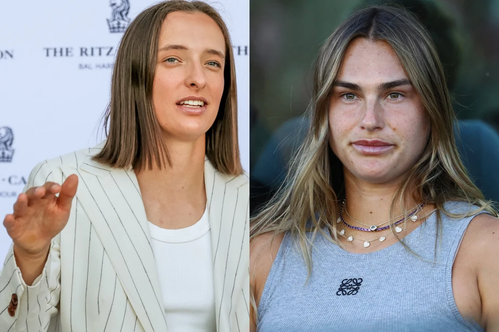 Iga Świątek i Aryna Sabalenka Dwie młode kobiety, po lewej ubrana w jasny garnitur z białą bluzką, stoi na tle tablicy z logotypami, po prawej kobieta z długimi włosami w szarej koszulce z naszyjnikiem, patrzy prosto w obiektyw.