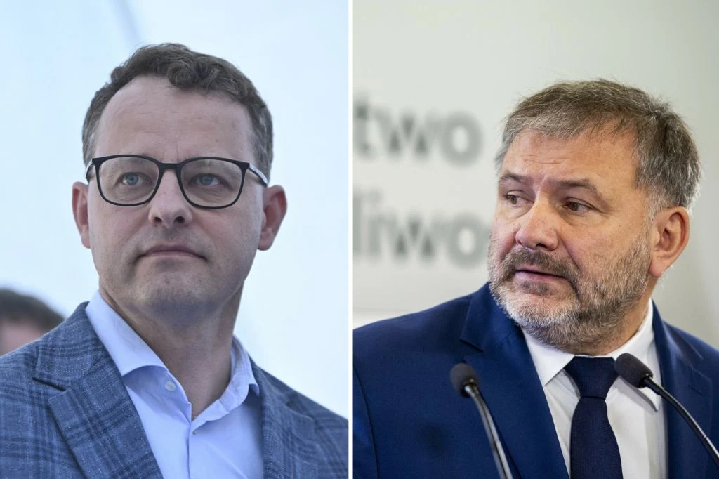 Marcin Romanowski poinformował o złożeniu zawiadomienia m.in. na Waldemara Żurka Dwaj mężczyźni w średnim wieku, jeden w okularach i w niebieskiej marynarce, drugi z brodą w garniturze i krawacie, stoją osobno na neutralnym tle, obaj patrzą w różnych kierunkach.