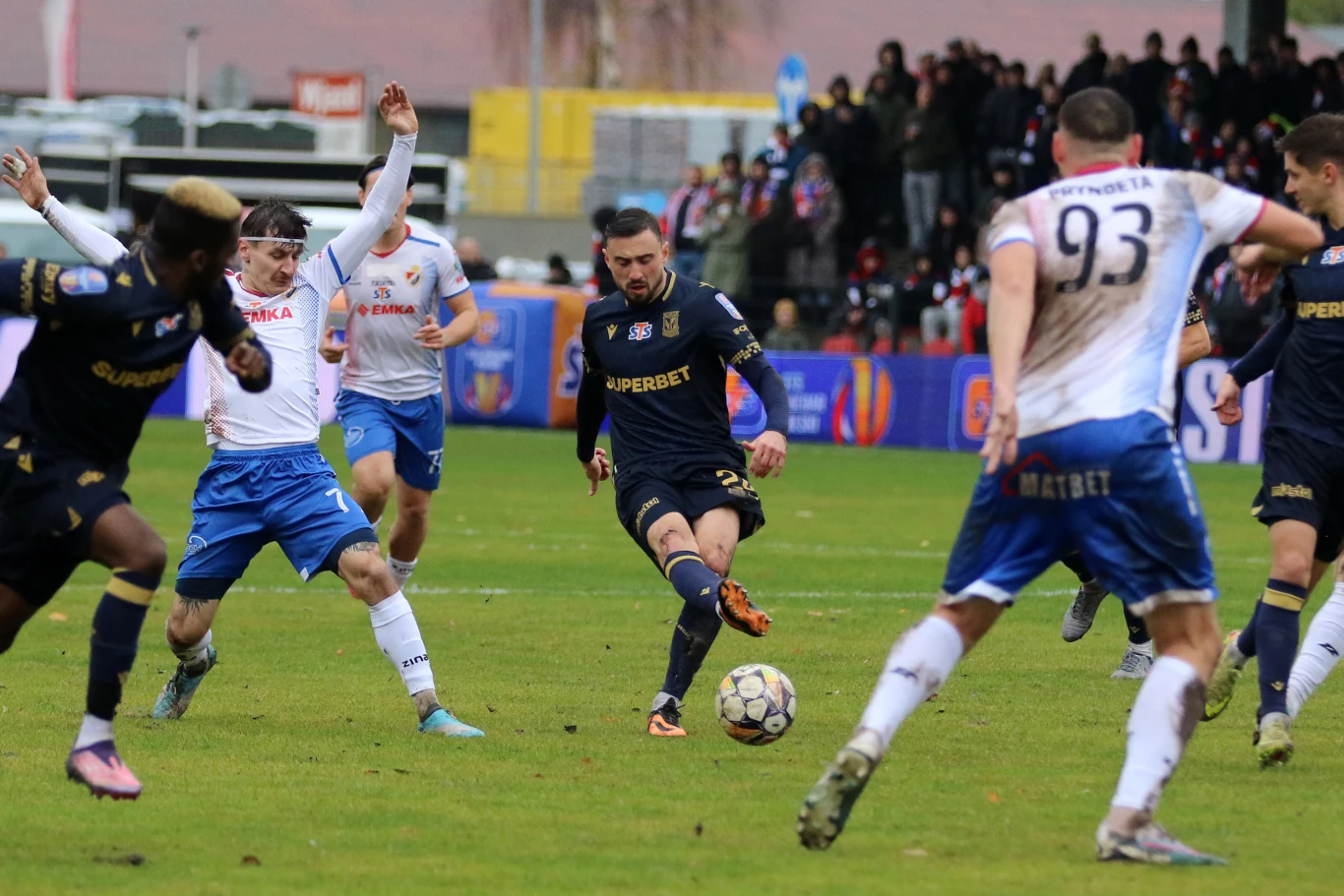 Poznaniacy mieli problem z dostosowaniem się do grząskiej murawy.