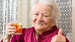 Seniorzy powinni pić kilka razy w tygodniu. Wspiera serce i obniża ciśnienie