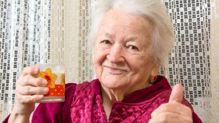 Sok pomidorowy to jeden z najzdrowszych napojów dla seniorów. Wspiera serce, układ krążenia i obniża ciśnienie