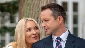 Bruno (Lesław Żurek) zaproponuje szukającej nowej posady Karolinie (Marta Dąbrowska), by wróciła do jego hotelu