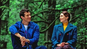 Callum Turner i Elizabeth Olsen w scenie z filmu "Eternity. Wybieram Ciebie"