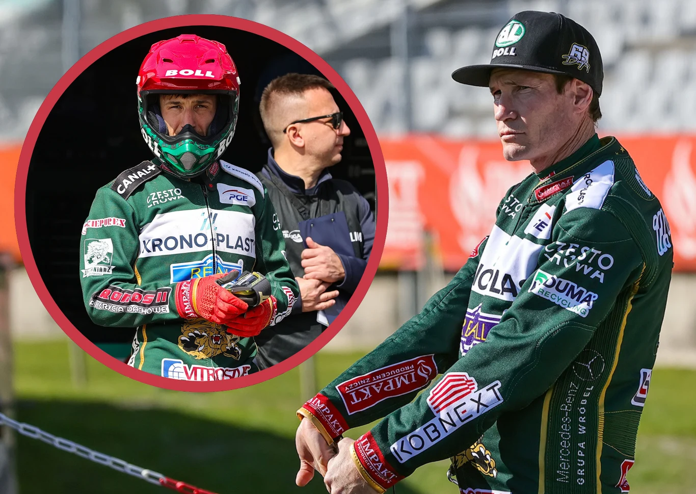 Dwóch żużlowców w profesjonalnych strojach drużyny Kronoplast, jeden z nich stoi z kaskiem i ochraniaczami w otoczeniu motocyklowego toru, drugi pozuje bez kasku z poważnym wyrazem twarzy.