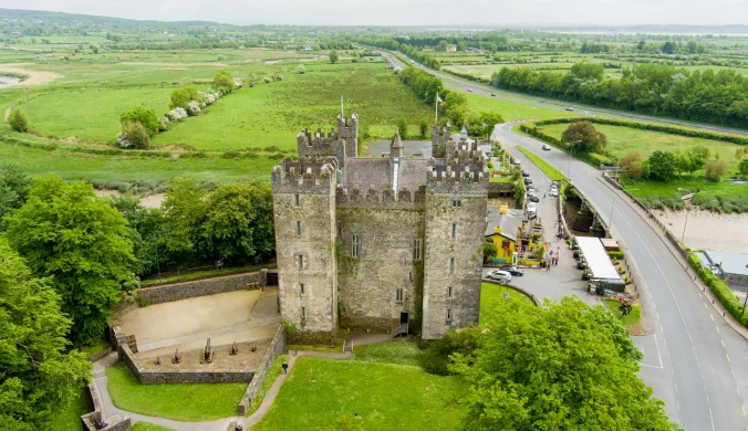 Średniowieczny zamek Bunratty w Irlandii to jedna z atrakcji, która czeka na podróżujących do Shannon,