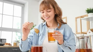 Miód w herbacie traci właściwości? Pszczelarz wyjaśnia raz na zawsze