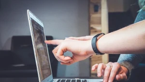 Digitalizacja dokumentów porządkuje procesy, przywraca kontrolę i daje zespołom dokładnie to, czego dziś najbardziej potrzebują: czas i dostępność informacji