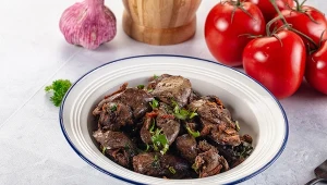 Wątróbka najczęściej staje się gorzka lub twarda z powodu niewłaściwego czyszczenia, błędnego solenia oraz zbyt długiego smażenia.