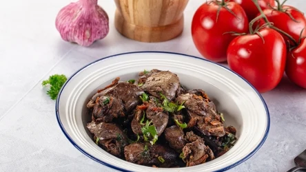 Wątróbka najczęściej staje się gorzka lub twarda z powodu niewłaściwego czyszczenia, błędnego solenia oraz zbyt długiego smażenia.