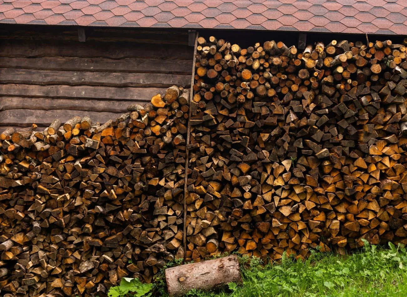 Mokre drewno mocno zanieczyszcza przewód kominowy.