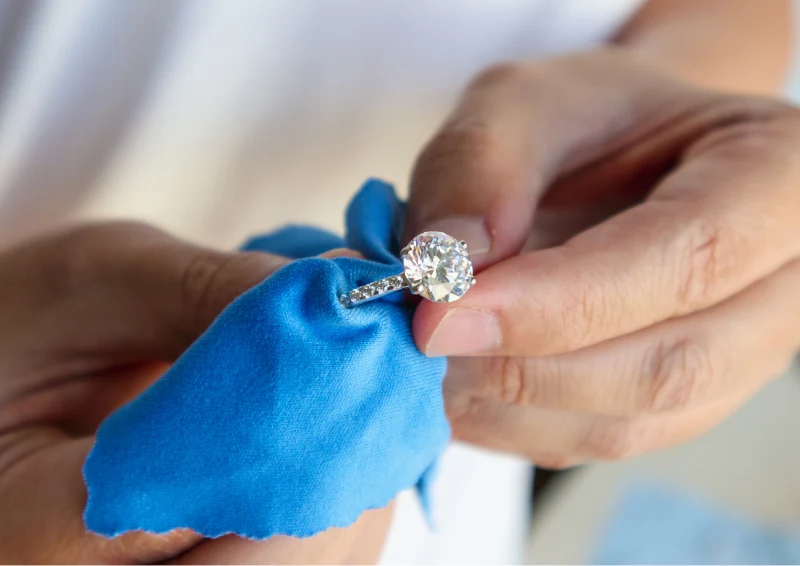 Regularne czyszczenie srebra zmniejszy ryzyko pojawienia się czarnego osadu.