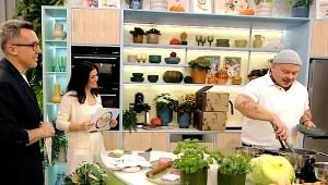 Białe leczo z kapusty włoskiej, jabłka i gruszki z parzoną kiełbasą