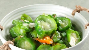 Działa przeciwzapalnie, poprawia trawienie. Łatwo pomylić ją z ogórkiem 