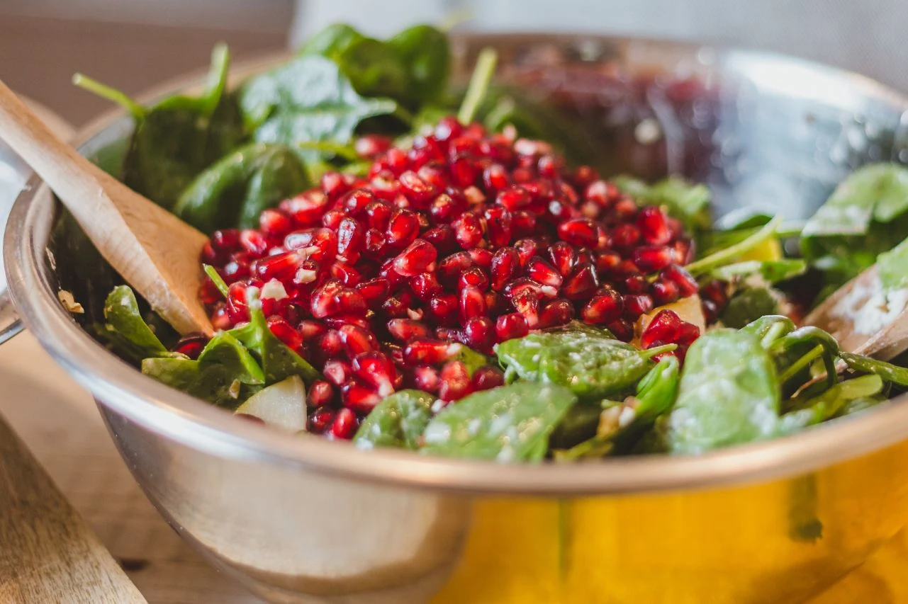 Szpinak baby warto łączyć z produktami pełnymi witaminy C, jak granat. Wtedy żelazo z warzywa lepiej się wchłania Szpinak baby warto łączyć z produktami pełnymi witaminy C, jak granat. Wtedy żelazo z warzywa lepiej się wchłania