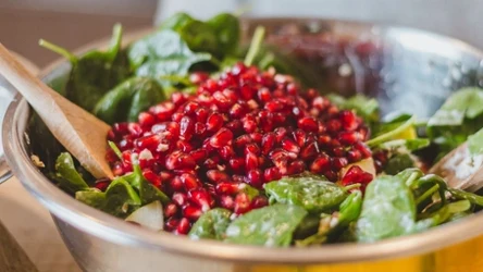 Szpinak baby warto łączyć z produktami pełnymi witaminy C, jak granat. Wtedy żelazo z warzywa lepiej się wchłania